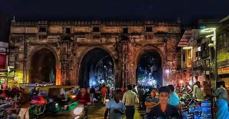 lal darwaja market ahmedabad.webp